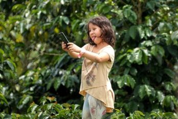 Pantallas de dispositivos móviles y televisores afectan desarrollo de niños: experto