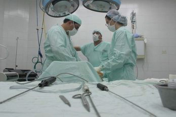 Enfermeras bailan música de carnaval frente a paciente que preparan para cirugía