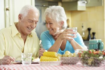 Vivir con alguien sería emocionalmente más saludable para los adultos mayores