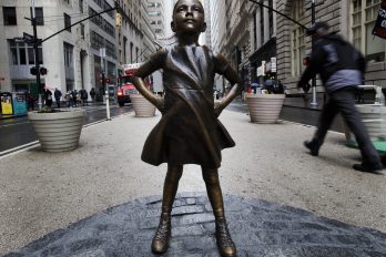 Por qué una niña desafía desde hoy al famoso toro en Wall Street
