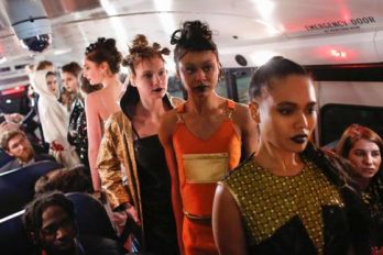 Debuta en la Semana de la Moda de Nueva York en un autobús