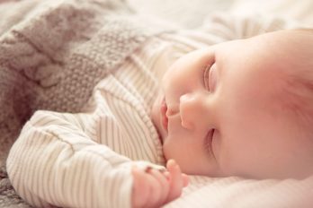 El extraño caso de la bebé que duerme durante días y sin despertarse