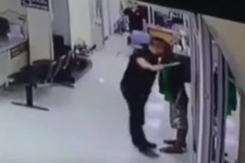 El conmovedor momento en que policía detiene a atacante con un abrazo