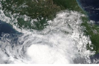 El huracán Max se dirige al sur de México golpeado por terremoto de 8.2 grados