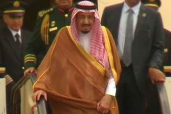 Autos lujosos y ascensores portátiles: extravagante gira del rey de Arabia Saudita